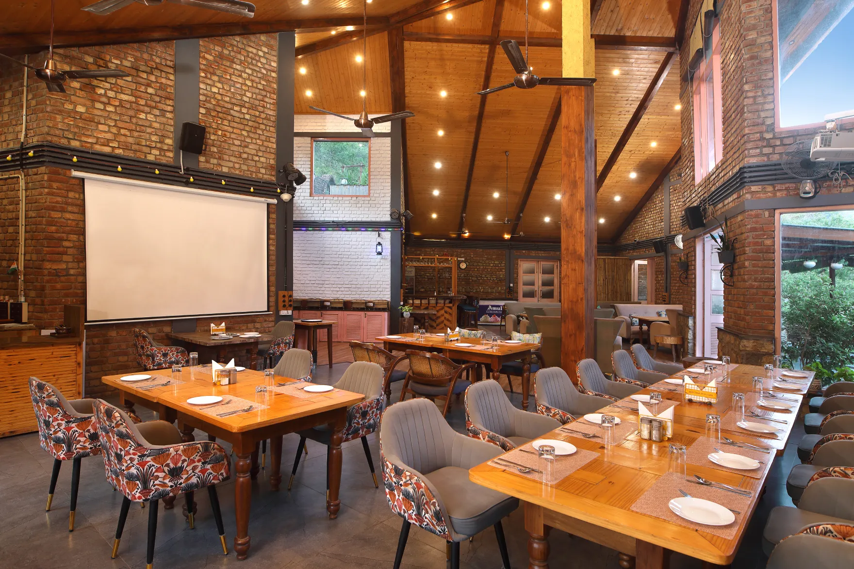 Outdoor and indoor dining at Granny's Den Resort